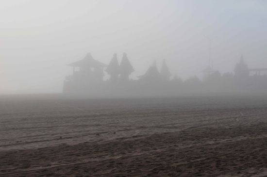 unter der Wolkendecke auf dem Weg zum Krater