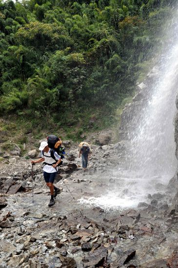 ...durch Wasserfälle...