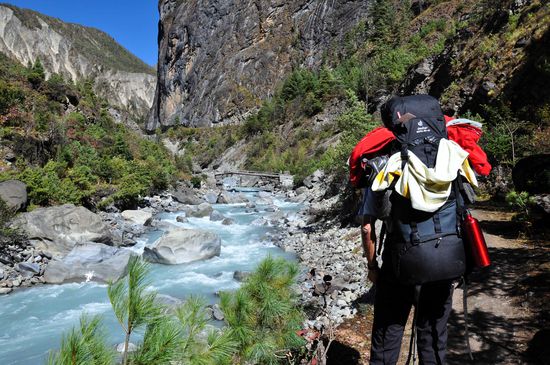 weiter geht's am Fluss entlang