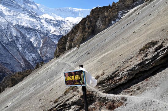 der Weg geht über Landslides, die bis 1000m runter ins Tal gehen, an manchen Stellen nichts für Leute mit Höhenangst