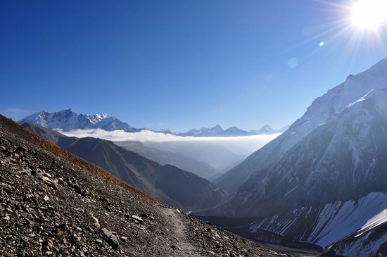 auf knapp 5000m kann man alles überblicken und man fühlt sich auf gleicher Höhe wie die 6-7 tausender im Hintergrund