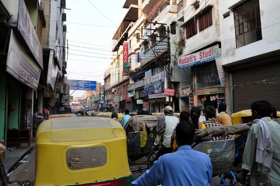direkt hinter der Grenze geht der Wahnsinn schon los
