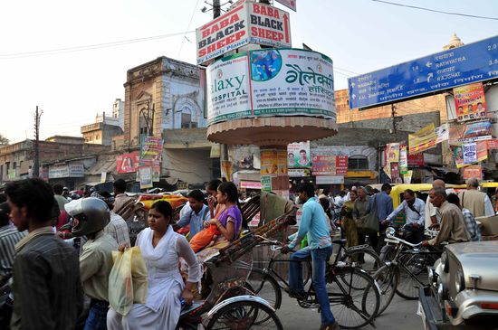 ein Kreisverkehr; von Indern so interprätiert, dass man in jede beliebige Richtunge fahren kann