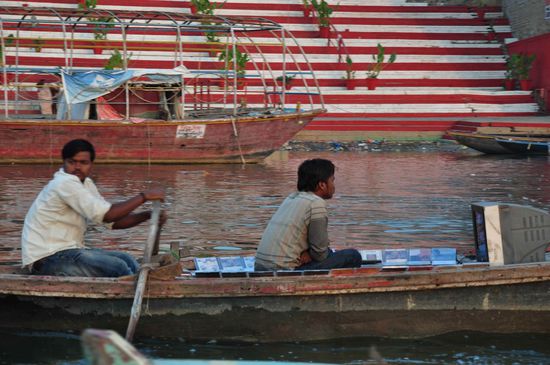 hauptsach ein fernseher im Boot 