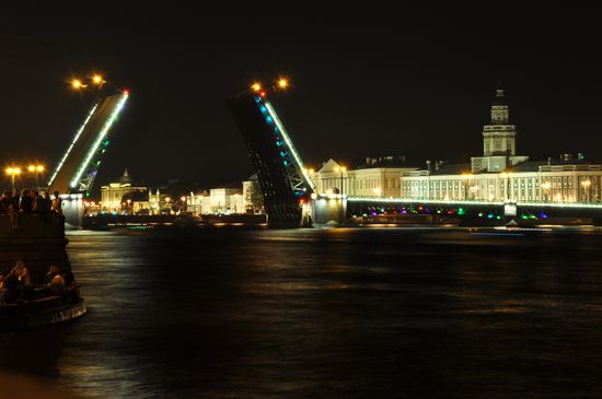 Die Brücken werden nachts um halb 2 immer geöffnet