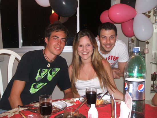 ich, bruna und seltsamer typ mit Schnurrbart 