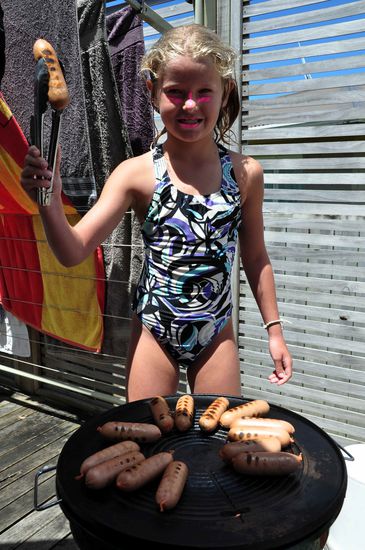 Kendra hilft beim Grillen