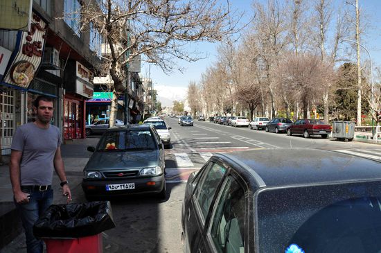 irgendwo in Tehran, im Hintergrund die schneebedeckten Alborz Mountains