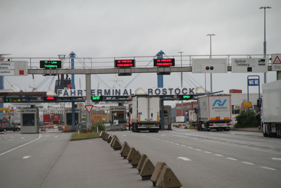 Endlich am Terminal angekommen zum einchecken für die Fahrt nach Dänemark nach 9 Stunden, schneller als gedacht und das mit 3 Pausen und bei strömenden Regen.