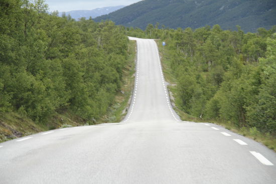 Angelika liebt diese Straßen, wenn es so rauf und runter geht