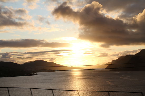 Sonnenuntergang, bzw., so was gibt es ja bei Mittsommernacht nicht, die Sonne versteckt sich ein bischen und gibt uns das Gefühl eines Untergangs ... soll es auch geben