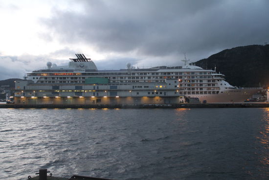 Die MS WORLD am Auslaufen aus Bergen um 0.15 Uhr.