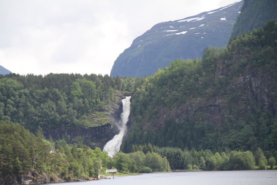 Der wunderschöne Huldrefossen in der Nähe von Moskog