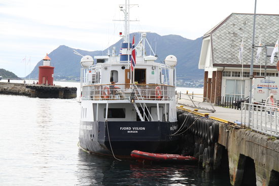 Blick auf die Südinsel mit Boot fürs Hochseefischen