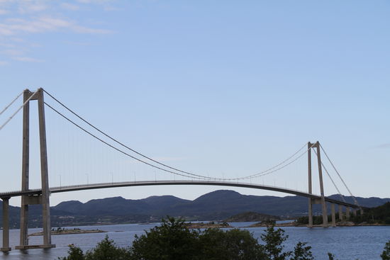Die Brücke fand ich einfach Wahnsinn; sie erinnert ein wenig an die Golden Gate
