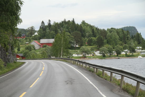 Auf der Landstraße geht es los bis zur Autobahnauffahrt