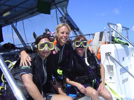 Maryam, Cathrine, Meike searching for Nemo