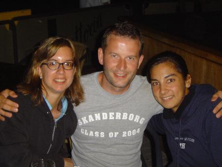 Meike, James und Maryam beim wohlverdienten Dinner