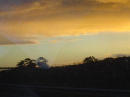 Sonnenuntergang auf dem Highway kurz vor Melbourne