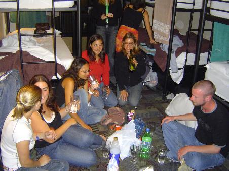 Beim Vorgluehen im Hostel