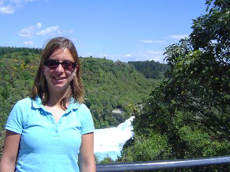 Huka Waterfall im Hintergrund
