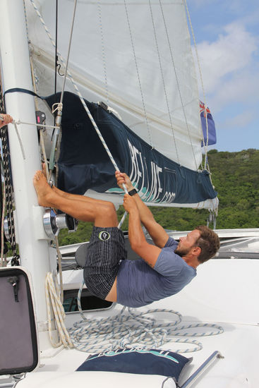 Simi gibt Vollgas beim Segelhochziehen.