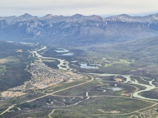 Blick auf Jasper. Links unten ist der abgebrannte Teil des Ortes zu sehen