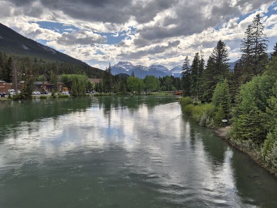 Der Bow River fließt auch durch Banff