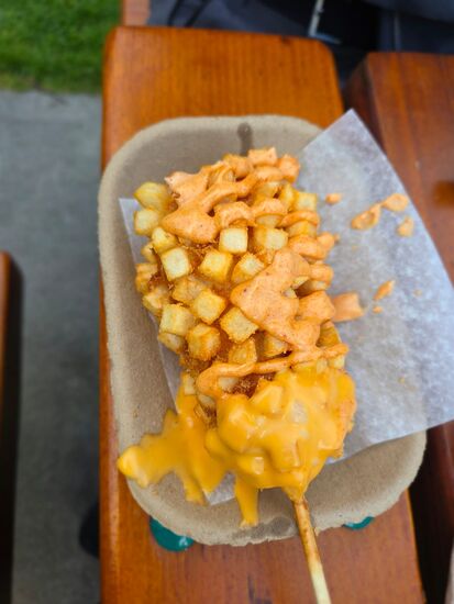 Potato Corn Dog
Frittierte Wurst im Teigmantel mit Kartoffelstücken drum herum