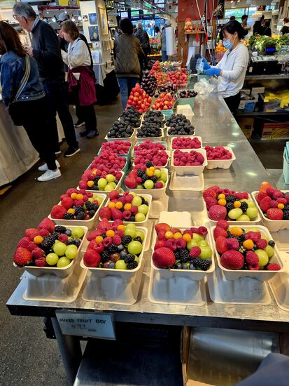 Das Obst in Granville Island "leidet" oft unter Gigantismus... So große Beeren haben wir noch nie gesehen.