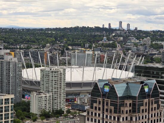 Die Arena mit dem größten an einer Stahlkonstruktion frei schwebenden Dach, welches sich komplett öffnen lässt. Hier finden auch die WM-Spiele statt. Rechts daneben der dunkle Kasten ist unser Hotel.