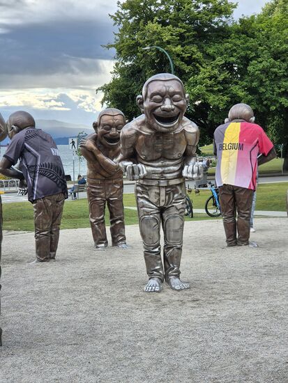 The A maze-ing Laughter: Eine Gruppe Staturen am Ende des Stanley Parks. Aktuell teilweise schon mit Trikot