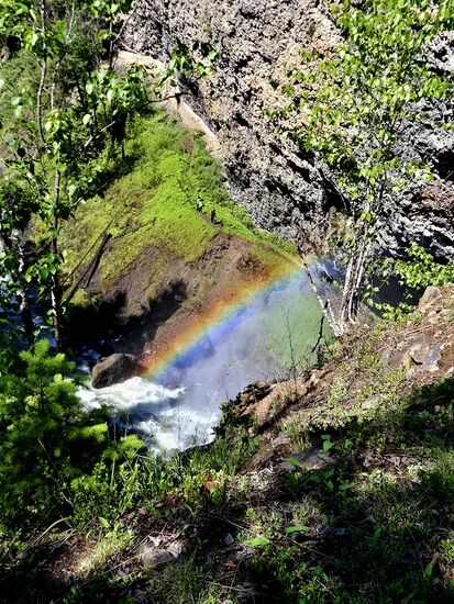Der Blick von oben. Der Wasserfall ist nicht zu sehen, aber dafür ein sehr schöner Regenbogen