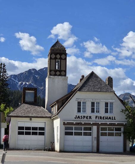 Kein Wunder, dass bei dem großen Brand Hilfe aus Alaska und Australien kamen. Mit der Einheitsstärke in Jasper kommt man nicht gegen 100 Meter hohe Flammen auf einer riesigen Fläche an.