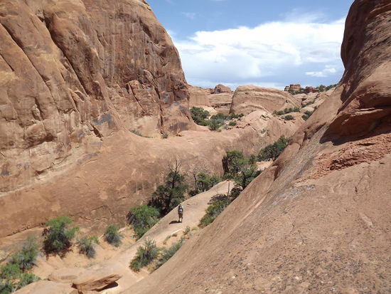 Arno hat einen der unzähligen Abstiege schon geschafft...