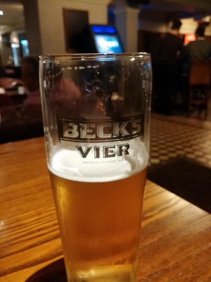Schmeckt echt bescheiden wenn man ein Becks erwartet und ein Bier bekommt das eher nach Ale als nach Becks schmeckt