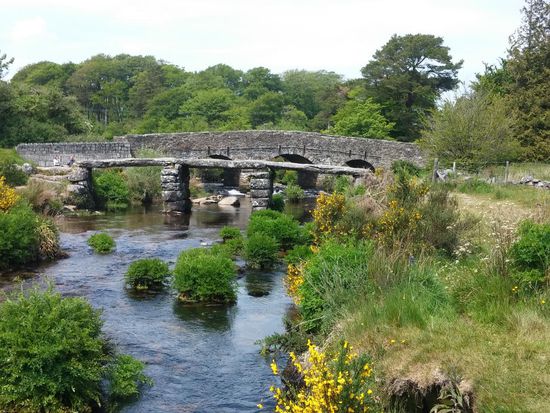 Vorne die Clapperbridge - hinten die "neue" Brücke
