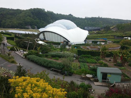 Konzerthalle mit Biomen im Hintergrund (die Kugeln)