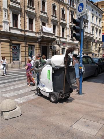 sehr cool... hier könnte sich Germany mal was abgucken... ein Staubsauger für die Straße