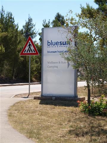 das Schild ist oben an der Straße, da müsst ihr dann links abbiegen und Richtung Camping fahren