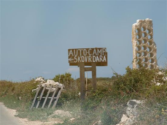 Wenn ihr zu unserem Auocamp wollt, dann erst an diesem Schild links rein (und nicht vorher bei Autocamp)