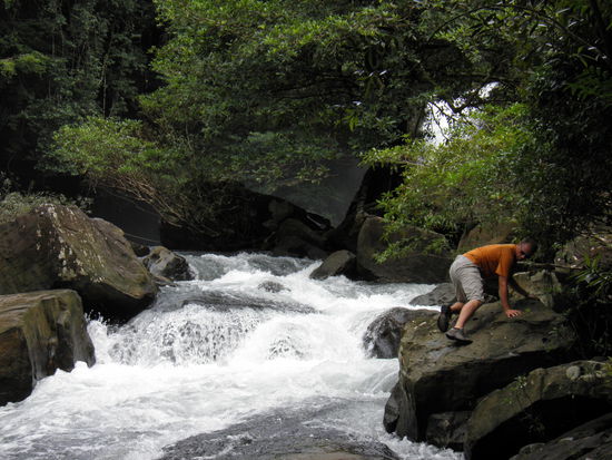 Marcus in Aktion - war gar nicht so ohne die Kletterei, die Strömung hatte es durch den Monsun echt in sich...