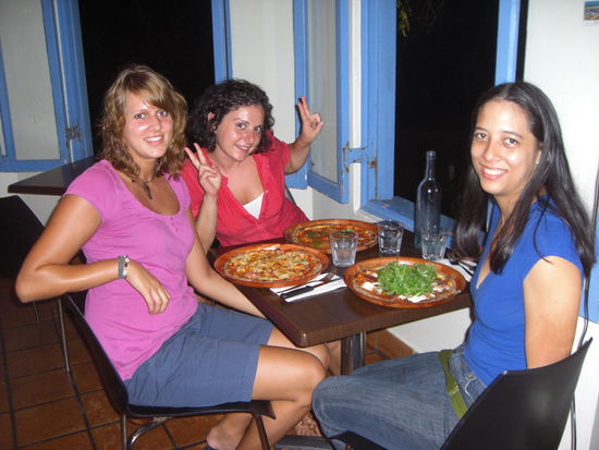 Pizza essen mit zwei Kolleginnen