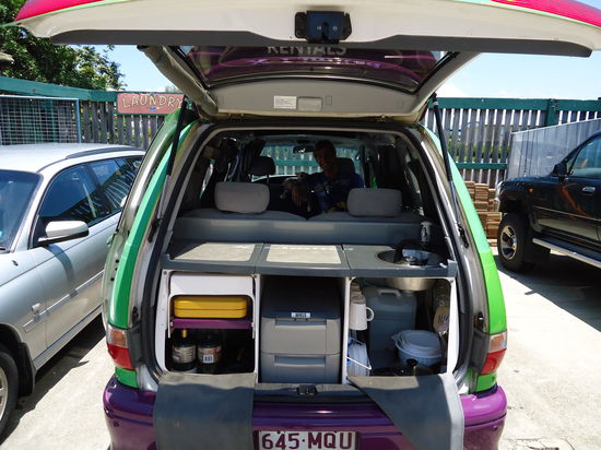 Unsere Küche im Van: Gaskocher links, Kühlschrank Mitte und links Geschirr!