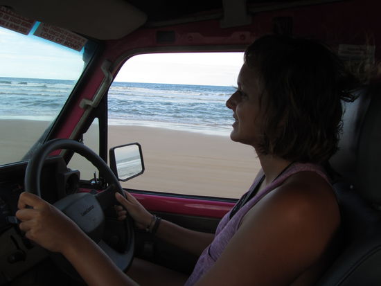 Noch paar Bilder zu Fraser Island - hier: Ich am Steuer am Strand =)