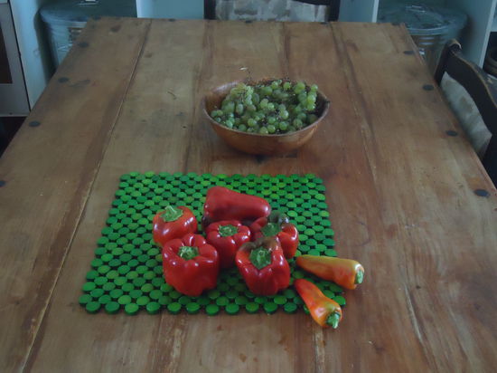 frisch geernteter Paprika und Trauben