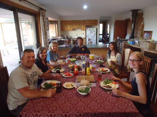 gemeinsames Abendessen: die zwei links sind Freunde von Ruth und Steve, die Blonde links ist Ruth, MItte Steve, rechts hinten Michelle und vorne rechts Andrea, die deutsche