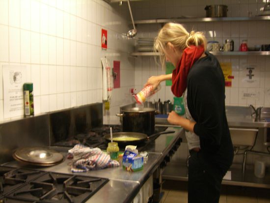 Carina in der Hostelküche - war schön mal wieder bekocht zu werden 