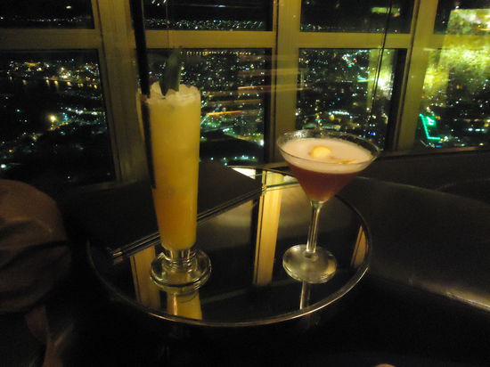 18 Dollar teuer Cocktails auf dem 250 meter hohen Sydney Tower! --&gt; ist es definitiv wert!