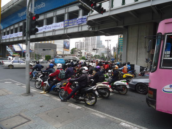 die Mopeds drängeln sich na klar immer nach ganz vorne